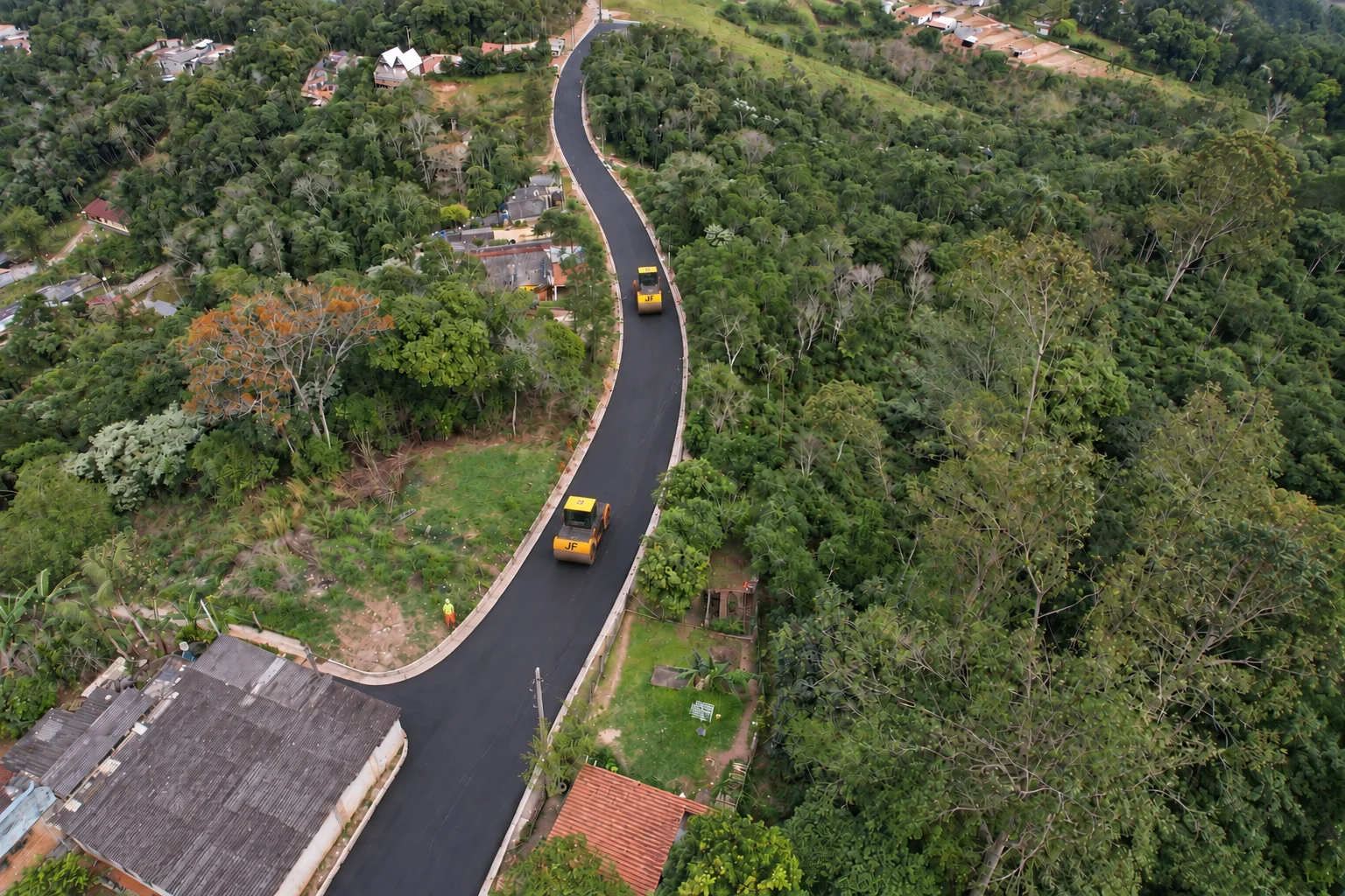 Vista aérea de via com pavimentação asfáltica