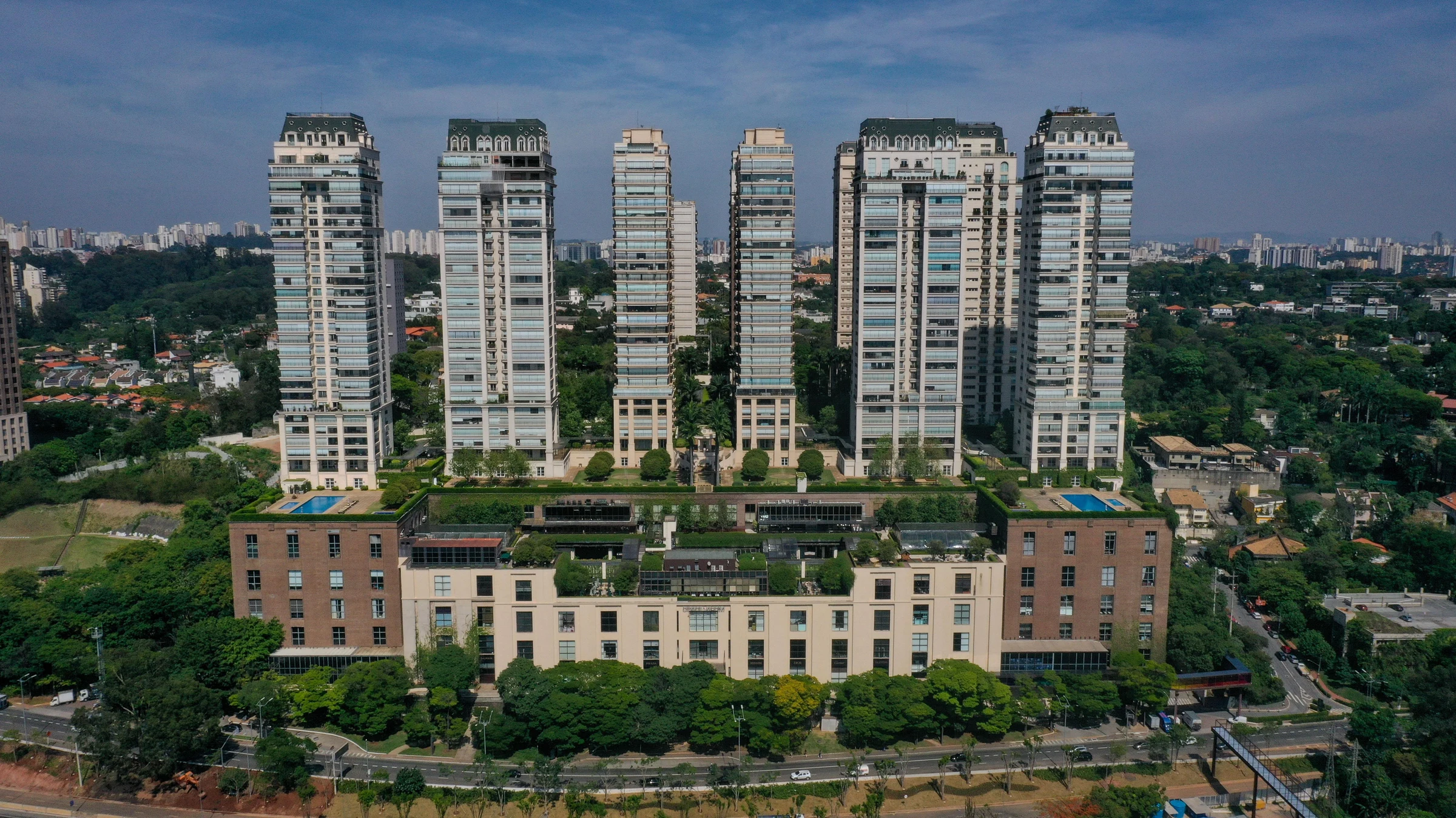 Vista ampla do Shopping Cidade Jardim e suas torres